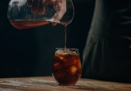 Hombre sirve un delicioso cold brew sobre las rocas