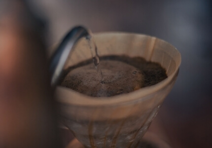 V60 en proceso de preparación: se agrega agua al café con una ebullidora