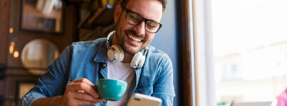 Hombre disfruta su café recién preparado en cafetera italiana