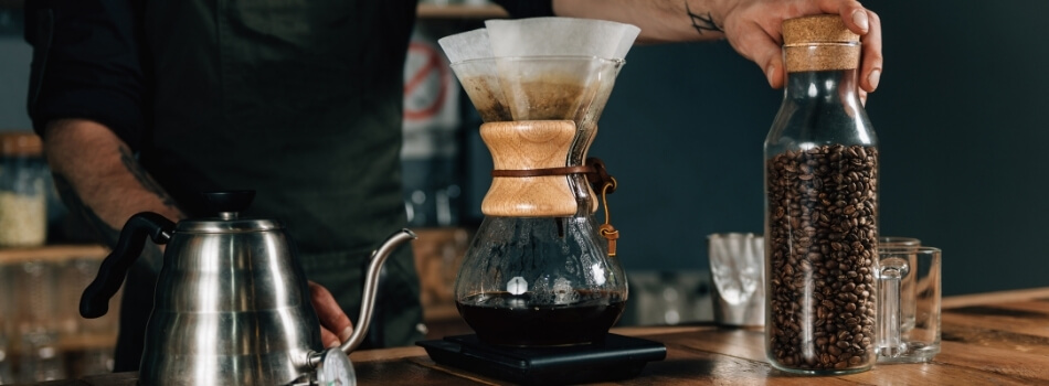 Hombre disfruta su chemex recién preparado