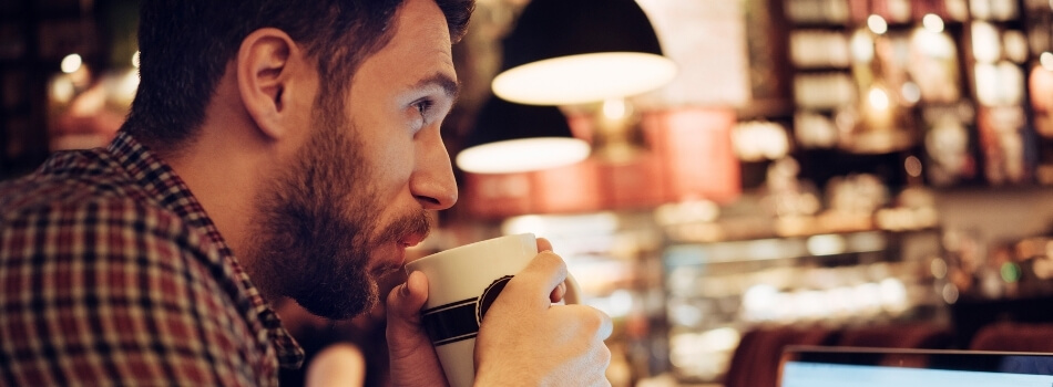 Hombre disfruta su Aeropress recién preparado