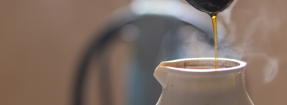 Virtiendo café de olla en una taza